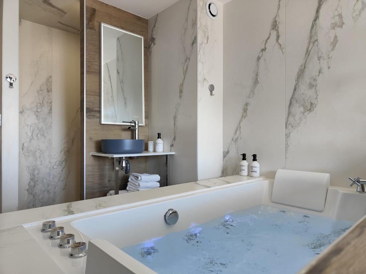 Suites Jm - Les Pins Marines - Jacuzzi & Vue Mer Bandol Exterior foto