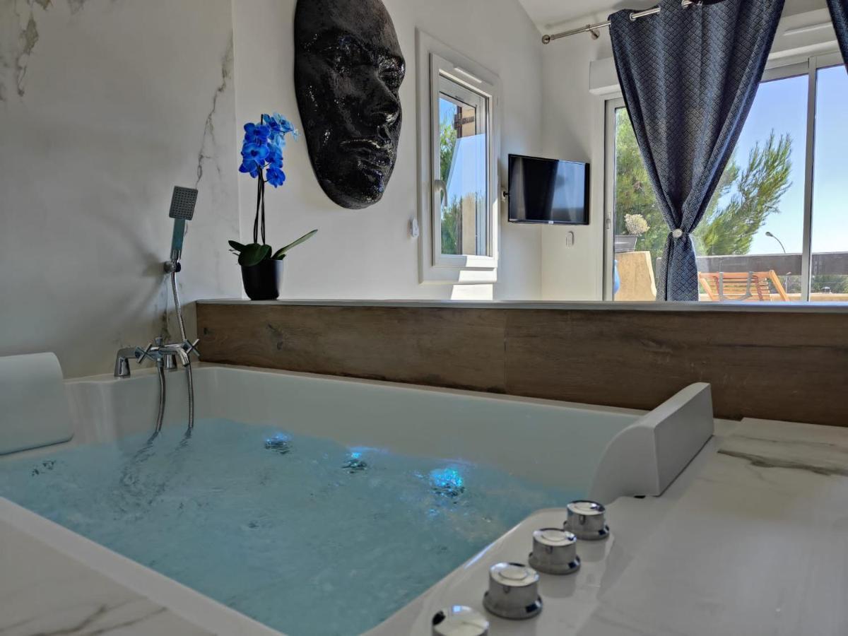 Suites Jm - Les Pins Marines - Jacuzzi & Vue Mer Bandol Exterior foto